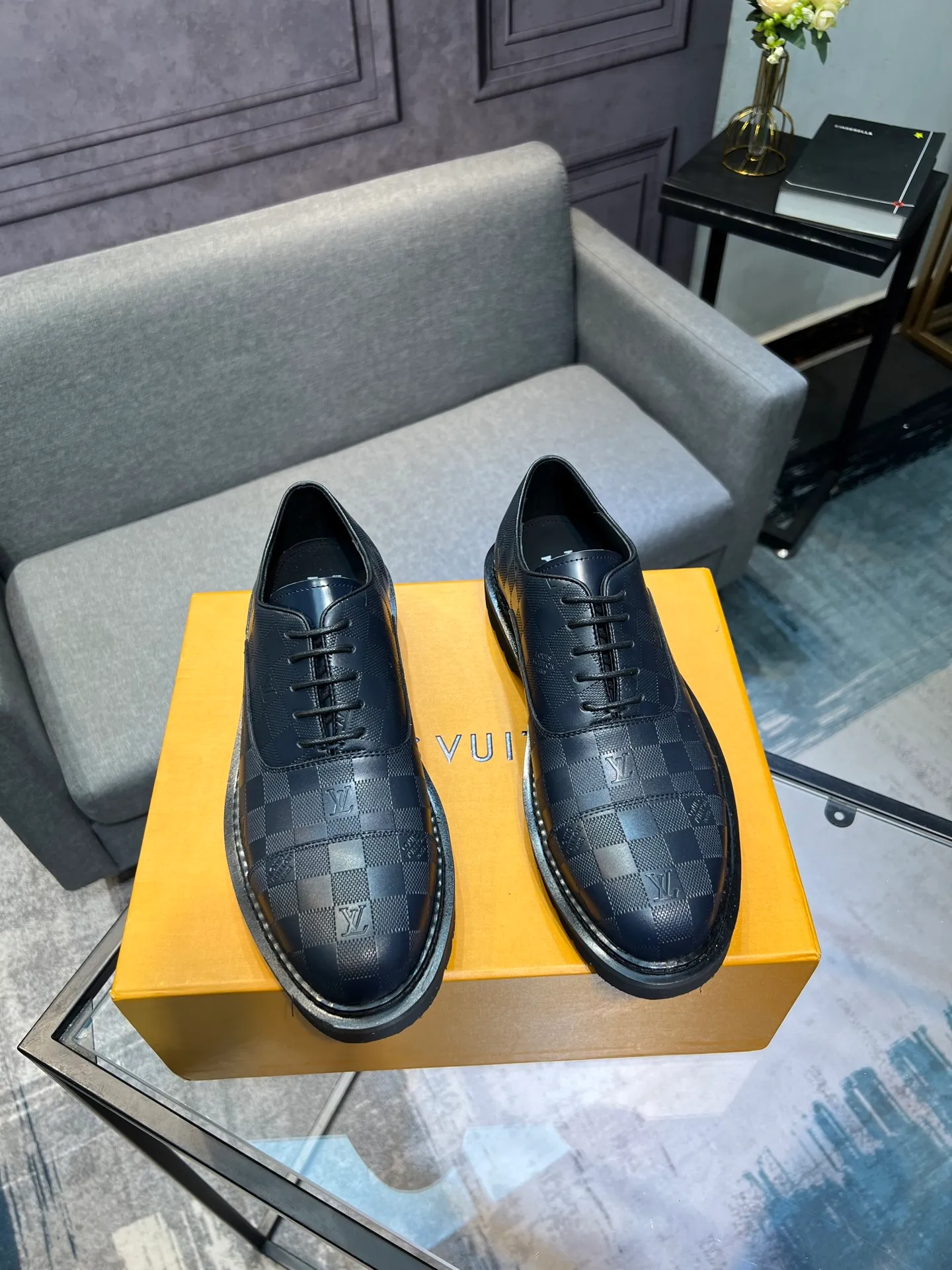 Men's shoes 💰820 [LV] - High-end quality - Upper: 🔝 tumbled cowhide, Nappa cowhide, brand logo sewn on shoe body - Lining: cowhide, foot pads; water-dyed cowhide - Outsole: TPR·rubber foam; two-color molded outsole -Super high quality control·Fine workmanship: highlighted (high-end·luxury·grade) -Size: 39-44 (38 45 can be customized)